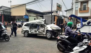 Tabrakan Beruntun di Jalan Duta Pelni : Enam Kendaraan Ringsek, Satu Korban Terjepit dalam  Mobil