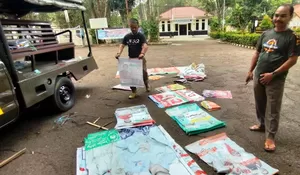 Satpol PP Limo Depok Babat APS Caleg di Jalan