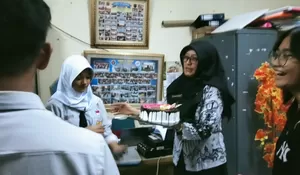 Suka Cita pada Hari Guru Nasional di SMPN 10 Depok, Kue Ulang Tahun sebagai Simbolis Rasa Sayang 