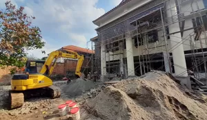 Pembangunan Gedung Kelurahan Pondok Cina Segera Rampung