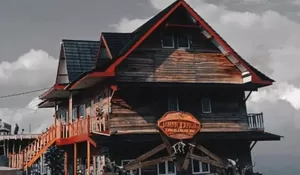 Pemandangannya Ajib Banget! Kapan Lagi Bisa Liat Lautan Awan di Tempat Menginap yang Punya Gaya Klasik Seperti Ini, Buruan Cek Lokasinya!