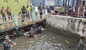 Kompak Banget, TNI, Polri, Bersama Warga Bahu Membahu Bersihkan Aliran Kali Jembatan Mampang