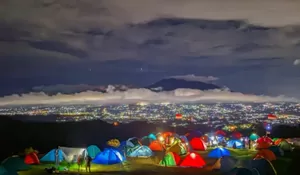 Gak Pernah Bosen Memang Sekeren Ini View City Light di Puncak Halimun Camp, Pas Banget Buat Merayakan Tahun Baru 2024, Ada Live Music Juga Loh!