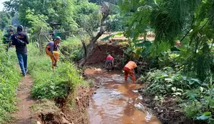 Koramil Cimanggis Bantu Masyarakat Cegah Banjir : Lakukan Karya Bakti di Wilayah Tapos Depok 
