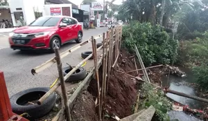 Waspada Jalan Raya Krukut Dikhawatirkan Patah, Begini Penjelasannya