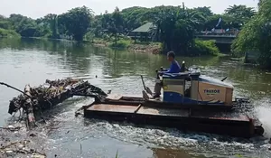 Truxor Beraksi! DPUPR Kota Depok Keruk Gulma dan Lumpur di Situ Pengarengan untuk Kebersihan Sungai Hadapi Banjir