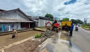 Sering Banjir, Lumpur Kali Baru Depok Dikeruk : Sepanjang 300 Meter