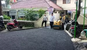 Lihat DPUPR Depok Bikin Nyaman Warga Sukamaju : Aspal Akses ke Kantor Kelurahan, Pelayanan Cepat dan Nyaman