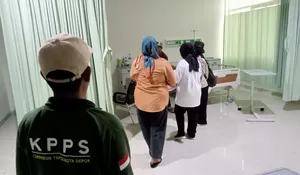 Dua Pasien RSUD ASA Salurkan Hak Pilihnya pada Pemilu 2024, KPPS Cimpaeun Lakukan Upaya Jemput Bola