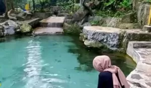 Cuman 1.5 Jam dari Kota Bogor, Ada Wisata Air yang Kolamnya Bening Banget Bikin Gak Tahan Buat Nyebur!