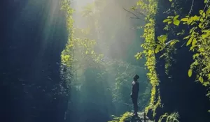 Wisata Alam dengan Surga Tersembunyi di Tengah Tebing Gunung Salak, Keindahannya Dijamin Bikin Terpesona!