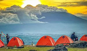 Pemandangan Camping Ground ini Pasti Bikin Betah, Apalagi Dimanjakan dengan View Gunung dan Alam yang Menyejukan!