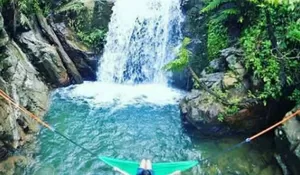 Viewnya Mantul Banget! Dijamin Engga Bisa Move On Setelah Melihat Keindahan Air Terjun yang Satu Ini