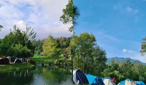 Camping Ground ini Asik Parah! Viewnya Lengkap dari Pegunungan, Hutan, Danau, dan Sungai yang Kece Abis
