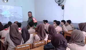 Intip Babinsa Pasir Putih Depok Blusukan di SMP Islam Hidayatul Ihsan: Antisipasi Kenakalan Remaja hingga Edukasi Penyuluhan Hukum