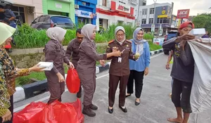 Semarakan Ramadan, Kejari Kota Depok Bagikan 200 Takjil dan Adakan Bazar Murah