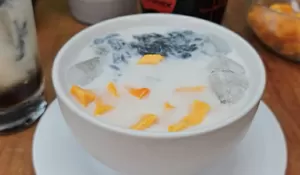Emang Pas Banget Buat Buka Puasa! Es Cendol Dawet Hitam Ini Rasanya Segar, Manis, dan Gurih Abis