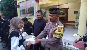 Bhabinkantibmas dan Pokdarkamtibmas Sukamaju Depok Berbagi Takjil, Intip Keseruannya