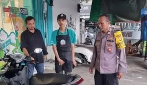 Maling Gasak Motor Karyawan Kedai Minuman di Depok, Peristiwa Terekam CCTV