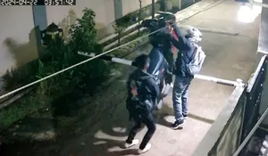 Sudah Niat Jahat! Maling Bawa Senpi Lalu Gotong Dua Motor di Bedahan Depok