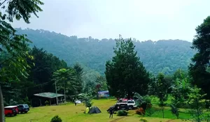 Tempat Camping Super Luas yang Bisa Sekalian Jalan dan Main Air ke 2 Curug yang Airnya Biru Abis!