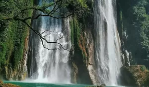 Keindahan Curug Ini Serasa Ada di Negeri Dongeng! View Air Terjun yang Indah dan Air yang Jernih Berwarna Biru Pasti Buat Terpesona