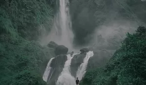 Mantap Abis Keindahan Air Terjun Cianjur Ini! Curug yang Menjulang Tinggi dengan Panorama Pepohonan Rindang Nan Hijau Akan Buat Kamu Jatuh Cinta
