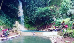 Siapa sih yang Enggak Tertarik Buat Nyebur di Sini? Air Terjun di Subang Ini Beneran Berwarna Biru, Keindahannya Gak Bisa Dilewatkan! 