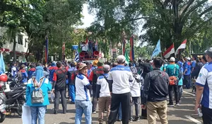 Buruh Depok Banjiri Kantor Balaikota, Mobil Komando Masuk Hingga Teras Pemerintahan