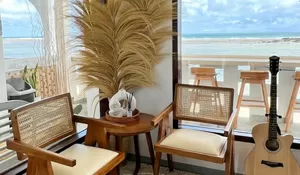 Tempat Ngopi dengan Pemadangan Langsung Menghadap ke Pantai Biru dan Pasir Putih Ini Ada di Sukabumi!