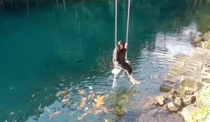 Sumpah Air Danau di Tempat Wisata Ini Bener-bener Biru Abis, Ditambah Bisa Rasain Sensasi Berenang Bareng Ikan Juga!