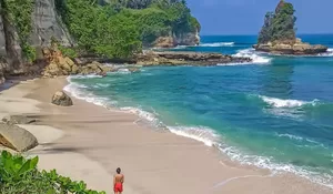 Keindahan Hidden Gem Wisata Pantai Sukabumi Ini Layaknya Pantai di Bali, Pesona Pasir Putih dan Karangnya Buat Jatuh Cinta!