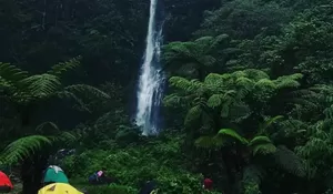 Gimana Suasana Tempat Camping Ini Gak Syahdu, Pemandangannya Langsung Curug yang Megah dan Udaranya Sejuk Abis!