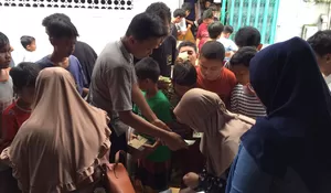 PKK RW 10 Mekarjaya Depok Gelar Jumat Berkah, Bagikan Ratusan Nasi Kotak ke Warga