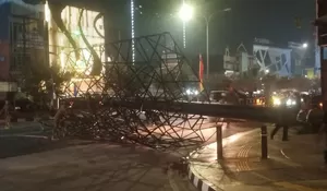 Reklame Raksasa di Margonda Depok Dibabat