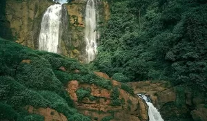 Pesona Kemegahan Curug Tersembunyi Sukabumi! Keindahan Derasnya Air Terjun dan Tebingnya Mempesona Abis