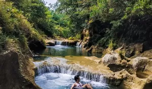 Air Terjunya Unik Banget, Terbentuk Kolam Alami yang Jernih dan Dijamin Gak Tahan Deh Buat Berenang di Tempat Wisata Ini!