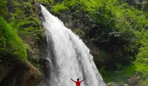 Letaknya yang Seakan Membelah Bukit, Membuat Curug Nyogong Ini Sangat Mempesona!