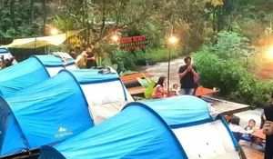 Camping Anti Ribet Bandung dengan Nuansa Tepi Sungai dan Dikelilingi Pohon Pinus yang Sejuk Abis, Cocok Buat Healing!