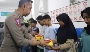 Satlantas Polrestro Depok Santuni 30 Yatim