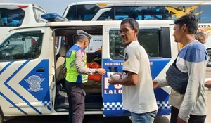 Polres Metro Depok Bagikan 200 Porsi Makan Siang Gratis di Jumat Berkah 