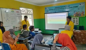 Politeknik Negeri Jakarta Edukasi Warga RW2 Beji Timur Depok Soal Aplikasi Bank Sampah