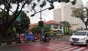 Jalur Penyeberangan Orang di Depan Gedung Bekas SDN Pondok Cina 1 Depok Ditutup, Sekarang Lewat Sini