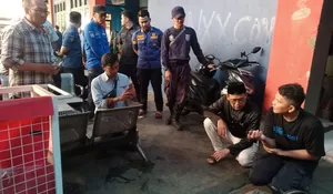 Pelukan Hangat Wakil Walikota Depok Imam Budi Hartono Kepada Sandi Damkar : Kami Akan Perbaiki Alat yang Rusak