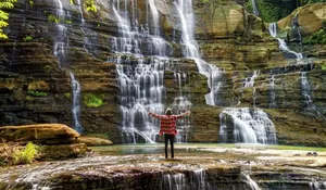 Turun dari Bebatuan yang Aesthetic dan Lebar Membuat Keindahan Curug Cigangsa Serasa Masuk ke Negeri Dongeng!