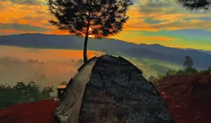 View Tempat Camping Ini Terlalu Indah Langsung Lautan Awan, Bahkan HTMnya Murah Banget Cuman Rp 10 Ribu Aja!