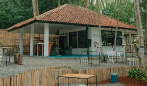 Tempat Nongkrong Hidden Gem yang Bisa Sambil Healing Tipis-tipis di Puncak Ini Serasa Lagi Ngopi di Hutan, Adem Abis!