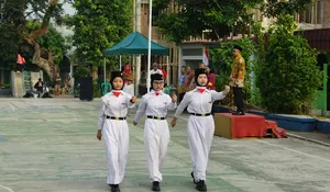 Semarak HUT RI ke 79 di RW 3 Depok Jaya : Upacara Bendera Libatkan Anak, Bapak Bapak Adu Masak Nasi Goreng