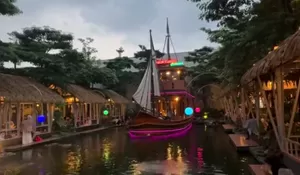Resto Keluaga Khas Sunda di Depok Ini Unik Abis, Bisa Lesehan Pinggiran Kolam Ikan dan Ada Kapal Pinisi di Tengah Kolam yang Kece Abis!