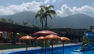 Kapan Lagi Bisa Berenang Dengan View Gunung Sejelas Ini! Banyak Wahana Seru dan Bisa Jadi Tempat Wisata Keluarga